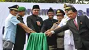 Gubernur DKI Jakarta, Basuki T Purnama (kedua kiri) meresmikan peluncuran bus-bus baru dan hotline Transjakarta di monas, Jakarta, Senin (22/6/2015). Sebanyak 20 unit bus gandeng Transjakarta buatan eropa resmi diluncurkan. (Liputan6.com/Herman Zakharia)