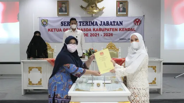 6 Potret Chacha Frederica saat Kunjungan Kerja, Penampilannya Curi Perhatian