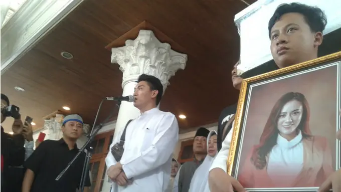 Suasana Rumah Duka Dylan Sahara, Istri Ifan Seventeen