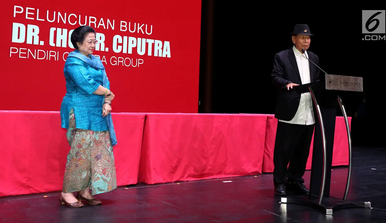 Founder Ciputra Group, Ir. Ciputra (kanan) bersama Presiden Ke-5 Megawati Soekarno Putri saat peluncuran buku sekaligus merayakan Ulang Tahun berdirinya Ciputra Grup yang ke 36 Tahun, di Jakarta, Rabu (29/11). (Liputan6.com/JohanTallo)