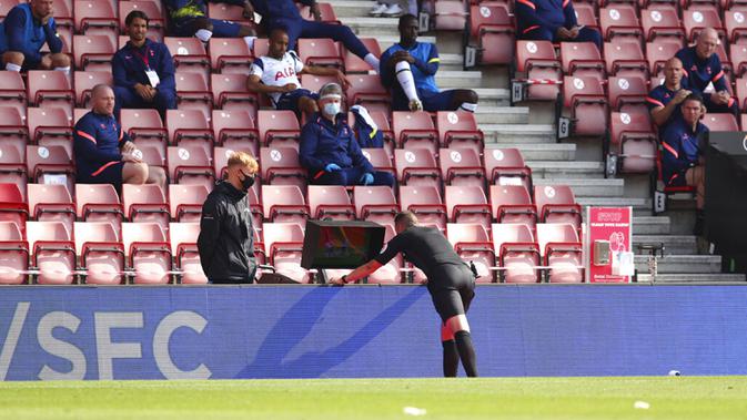 Wasit David Coote memeriksa layar VAR selama pertandingan Liga Premier Inggris antara Southampton dan Tottenham Hotspur di Stadion St. Mary, Southampton, Inggris, Minggu (20/9/2020). Tottenham menekuk Southampton 5-2, Son Heung-min menyumbang empat gol. (Cath Ivill/Pool via AP)
