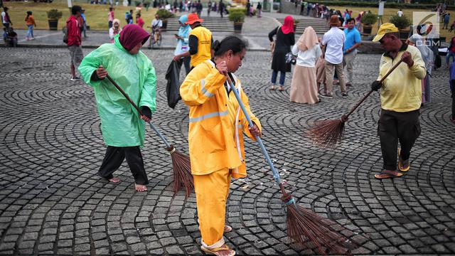 Bersih-Bersih Monas Usai Malam Tahun Baru