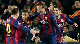 Gelandang Barcelona, Ivan Rakitic (kedua dari kanan) merayakan gol bersama pemain lainnya di leg kedua 16 besar Liga Champions di Stadion Camp Nou, Spanyol, Kamis (18/3/15). Barcelona menang 1-0 atas Manchester City. (Reuters/Gustau Nacarino)