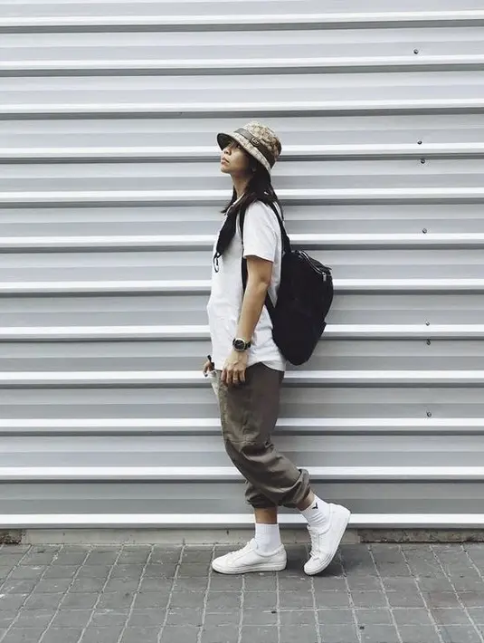 Greysia tampa bois mengenakan oversize tshirt dengan jogger pants. Bucket hat yang tengah trendy beberapa kebelakangan ini pun dikenakan olehnya. Dok. Instagram @greyspolii