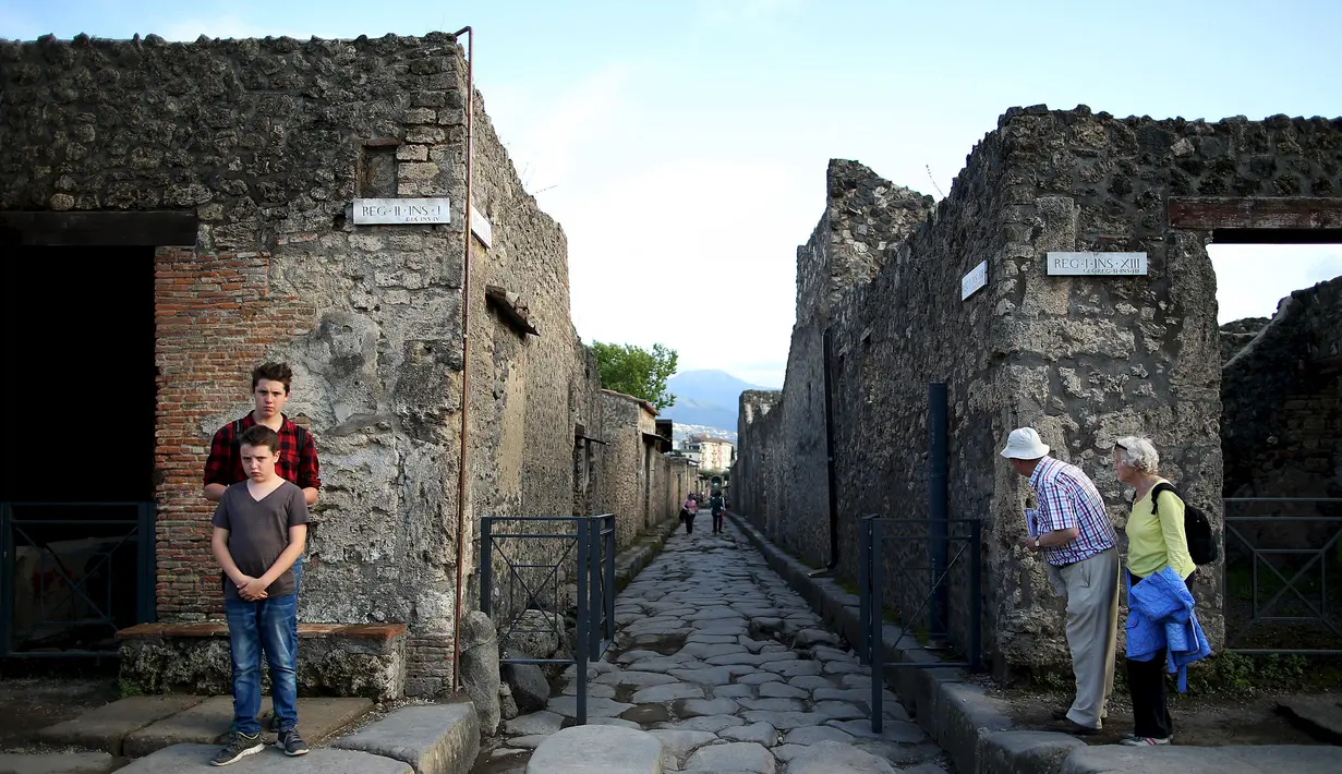 Para Wisatawan saat mengunjungi Pompeii yang merupakan kota peninggalan zaman Romawi kuno yang telah menjadi puing dekat kota Napoli, Italia, Selasa (13/10/2015). Kota Pompeii hancur oleh letusan gunung Vesuvius pada 79M. (REUTERS/Alessandro Bianchi)