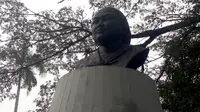 Patung Dewi Sartika, pejuang emansipasi seangkatan Kartini, di Balai Kota Bandung. (Liputan6.com/Huyogo Simbolon)