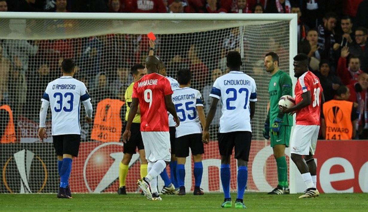 Penjaga gawang Inter Milan Samir Handanovic (kedua dari kanan) menerima kartu merah pada laga melawan Hapoel Beer Sheva di Yaakov Turner Toto Stadium, Yerusalem, Kamis (24/11/2016) waktu setempat. (Bola.com/dok. Inter Milan)