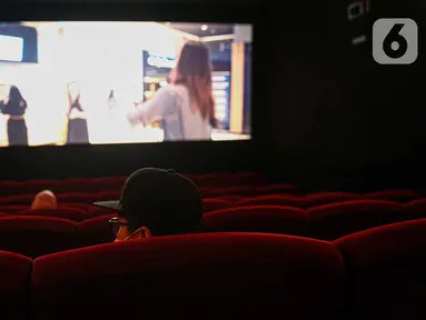 Pengunjung menonton film di salah satu bioskop Cinepolis di Jakarta Jumat (23/10/2020). Sejumlah bioskop di Ibu kota kembali beroperasi setelah mendapatkan izin dari Pemprov DKI Jakarta dengan jumlah penonton dibatasi maksimal 25 persen dari total kapasitas. (Liputan6.com/Faizal Fanani)