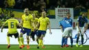 Gelandang Swedia Jakob Johansson (kedua kiri) merayakan gol bersama rekan setimnya saat melawan Italia dalam pertandingan kualifikasi Piala Dunia 2018 di Solna, Swedia (10/11). Timnas Italia takluk 0-1 dari Swedia. (AFP Photo/Soren Andersson)