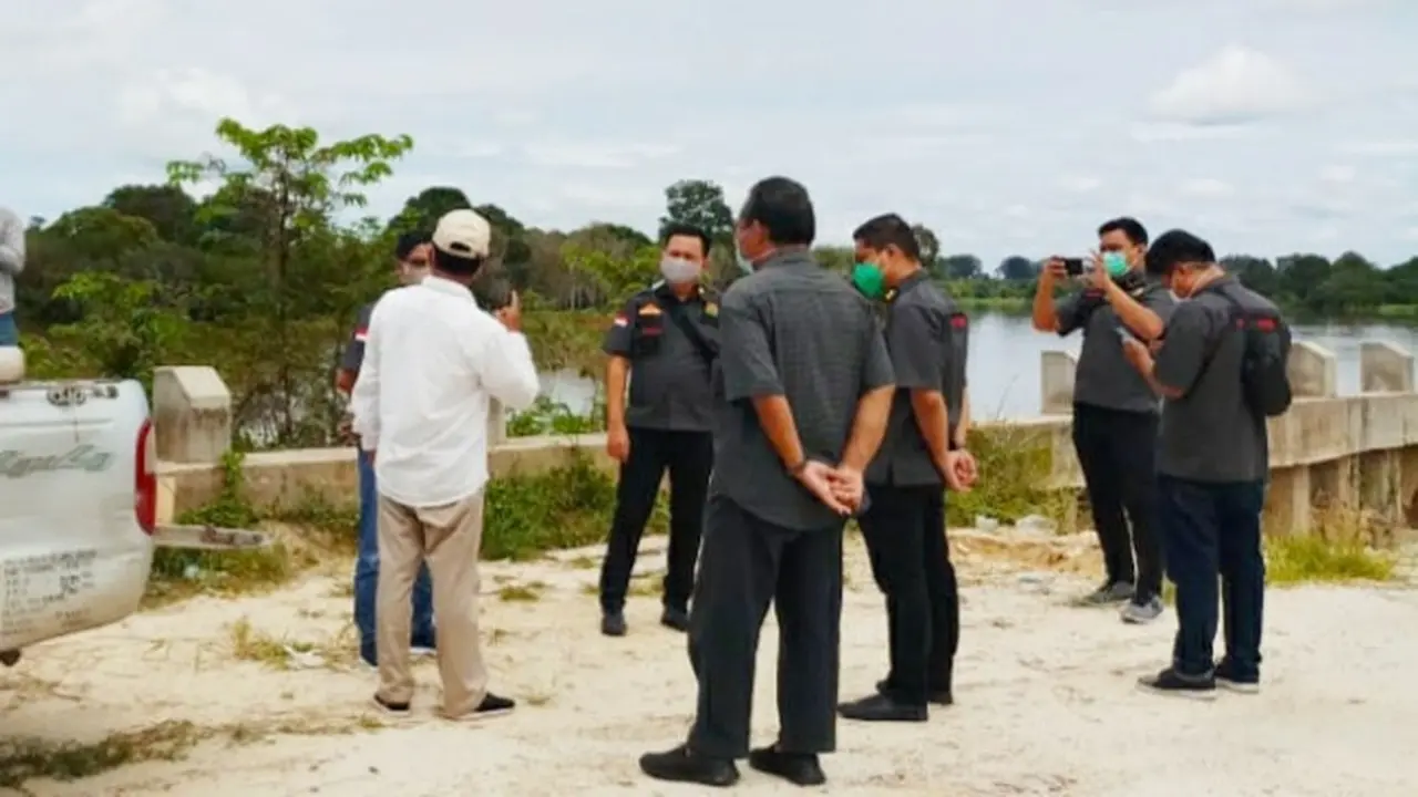 Penyidik Kejati Riau bersama ahli memeriksa robohnya turap Danau Tajwid di Kabupaten Pelalawan.