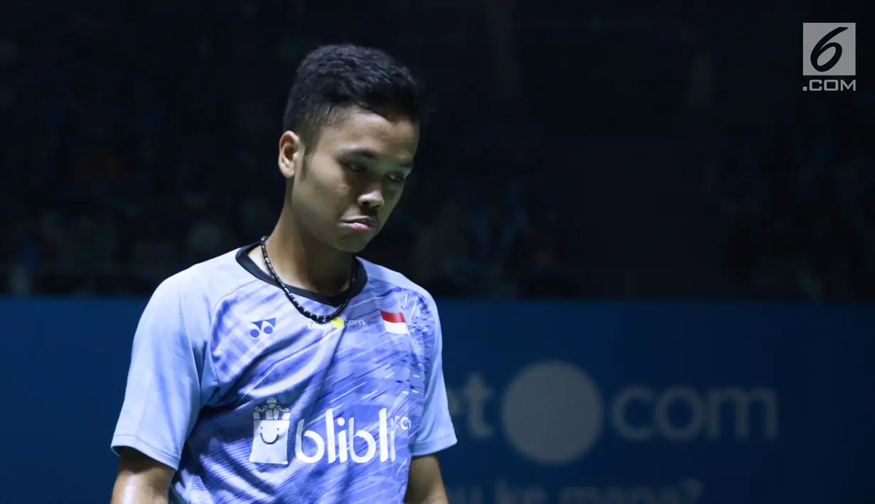 Tunggal putra Indonesia, Anthony Sinisuka Ginting saat melawan pebulu tangkis Belanda, Mark Caljouw pada babak 32 besar Indonesia Open 2018, Istora GBK, Jakarta, Rabu (4/7). Anthony menang 21-9, 21-17. (Liputan6.com/Helmi Fithriansyah)