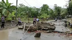 Jalanan dari Serang menuju Pandeglang terputus akibat datangnya gelombang pasang.