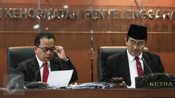 Suasana pembacaan sembilan putusan DKPP di Jakarta, Jumat (7/4). Salah satunya, putusan sidang kode etik Ketua KPU DKI, Sumarno, dan Ketua Bawaslu DKI, Mimah Susanti. (Liputan6.com/Faizal Fanani)