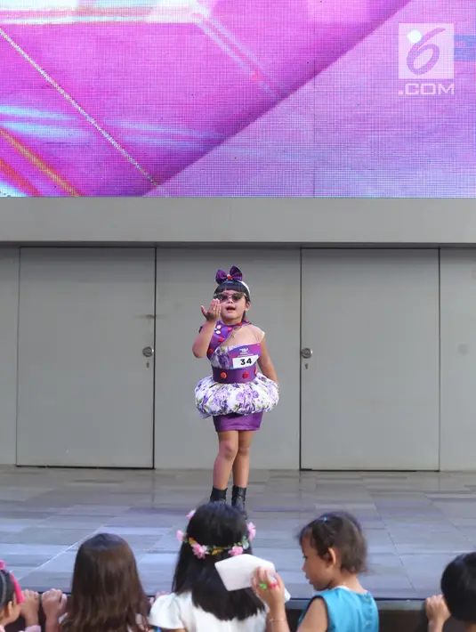 Model cilik berpose di atas catwalk saat mengikuti Kids Modeling Competition dalam Fimela Fest 2018, Jakarta, Minggu (18/11). Hari terakhir Fimela Fest 2018 dimeriahkan penampilan anak-anak mengikuti kompetisi model cilik. (Fimela.com/Nurwahyunan Nur)