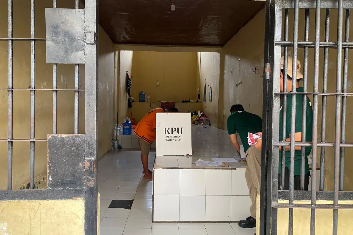 Potret para tahanan di Mapolresta Bandar Lampung melaksanakan pencoblosan surat suara pada Pilkada serentak 2024. Foto : (Istimewa).
