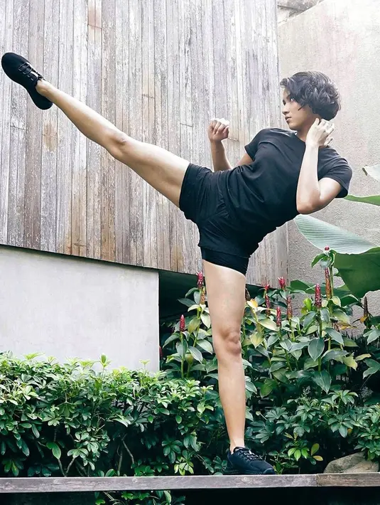 Penampilan pemain Mencuri Raden Saleh dalam busana sporty serba hitam ini tak lepas dari perhatian netizen. Dirinya tampil sederhana sambil memperlihatkan teknik tendangan dalam taekwondo yang pernah ia pelajari. (Liputan6.com/IG/@aghninyhaque)