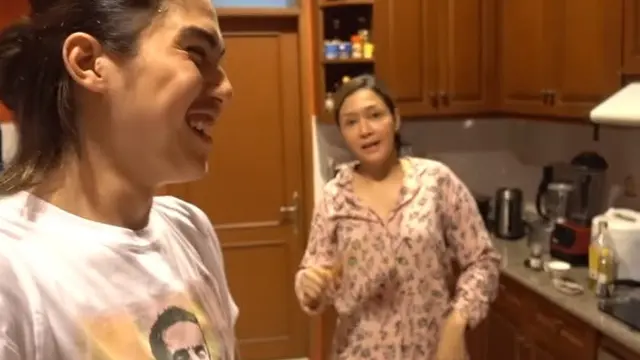 7 Momen Maia Estianty Masak di Rumah, Pakai Piyama dan Tanpa Makeup