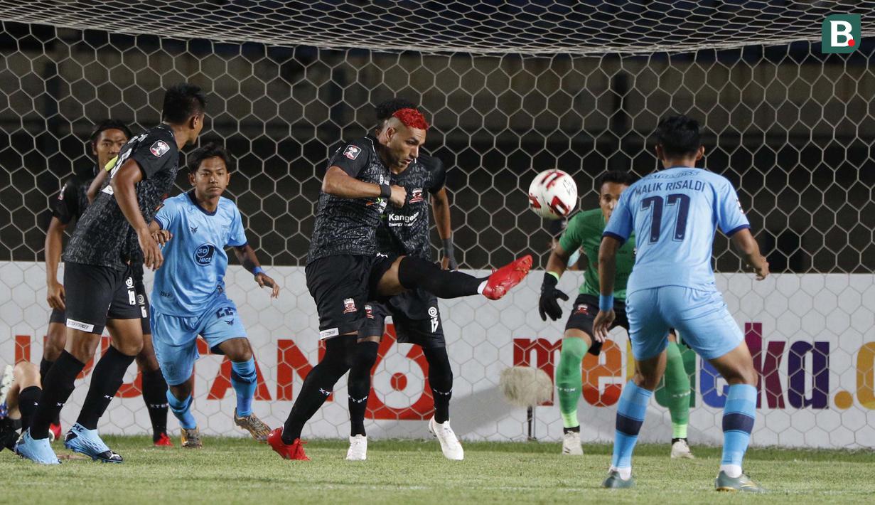 Bek Madura United, Jaimerson Xavier (tengah) menghalau bola saat menghadapi Persela Lamongan dalam laga matchday ke-3 Grup C Piala Menpora 2021 di Stadion Si Jalak Harupat, Bandung, Kamis (1/4/2021). Madura United bermain imbang 1-1 dengan Persela Lamongan. (Bola.com/Ikhwan Yanuar)