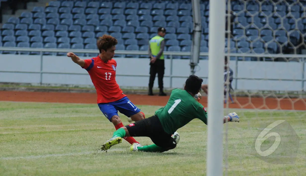 Bek Korea Selatan U-23, Moon Changjin (kiri) mencoba mengecoh kiper Brunei Darussalam saat laga kualifikasi grup H Piala Asia 2016 di Stadion GBK, Jakarta, (27/3/2015). Korea Selatan unggul 5-0 atas Brunei Darussalam. (Liputan6.com/Helmi Fithriansyah)