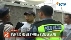 Seorang pemilik kendaraan roda empat tak terima saat petugas Dinas Perhubungan (Dishub) hendak menderek paksa mobilnya.