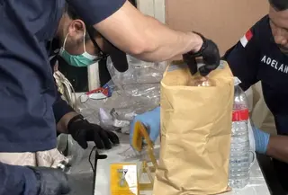 Polisi Sita Bekas Makanan dan Ponsel di Lokasi Penemuan Mayat Satu Keluarga di Warakas Jakut (Ady Anugrahadi/Liputan6.com)