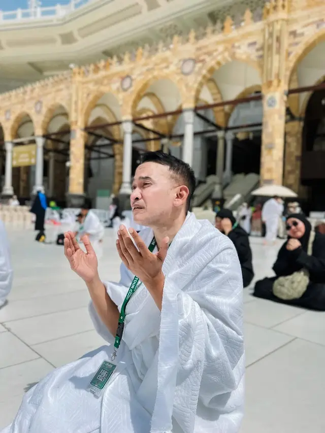 Ruben Onsu di Depan Ka'bah (Foto: Instagram @ruben_onsu)