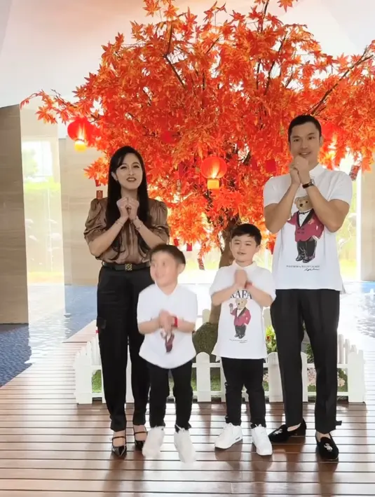 Sandra Dewi tampil tanpa cheongsam. Ia merayakan Imlek bersama keluarga dengan mengenakan atasan coklat lengan 3/4 dipadukan celana dan heels hitam. [@sandradewi88]