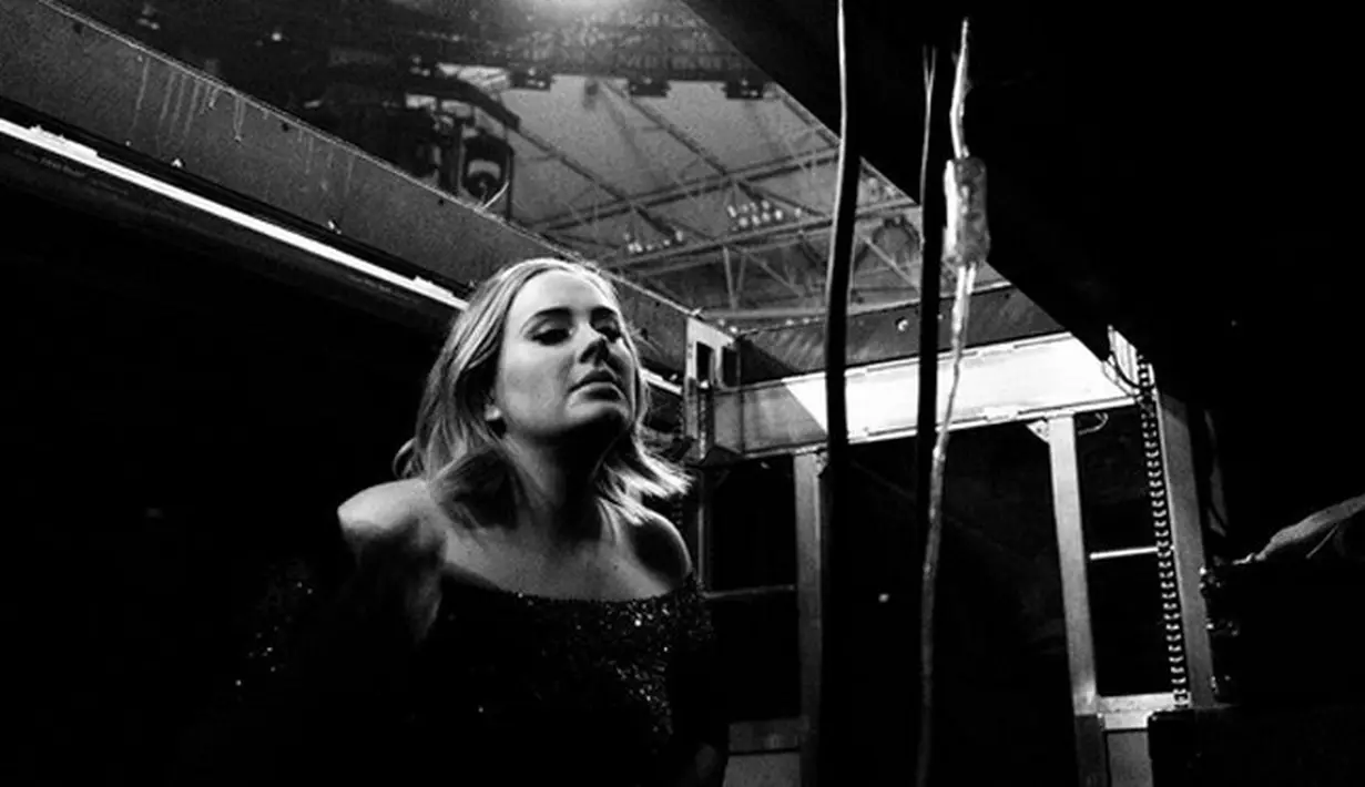 Belum lama ini, Adele pun menjadi pusat perhatian publik karena datang dengan kabar menunda konsernya serta perpindahannya. Namun penundaan konser itu memiliki alasannya tersendiri. (Instagram/adele)