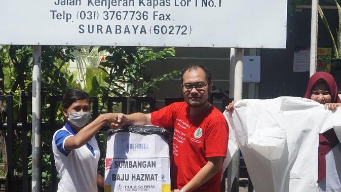 UMKM milik Andy Hwantono, warga Dukuh Setro 7A nomer 21 Surabaya, yang biasanya membuat tas kini banting setir membuat membuat baju hazmat atau Alat Perlindungan Diri (APD). (Liputan6.com/ Dian Kurniawan)