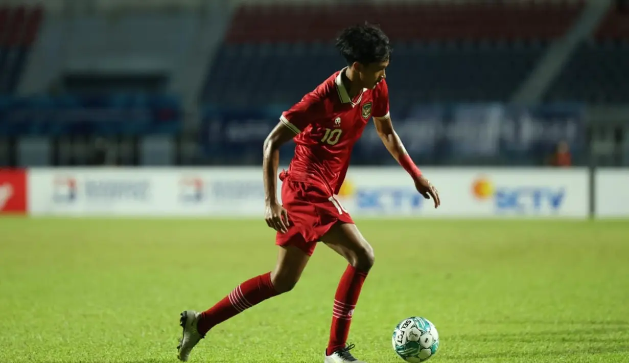 Pemain Timnas Indonesia U-23, M Ragil, mengontrol bola dalam pertandingan final Piala AFF U-23 2023 melawan Timnas Vietnam yang berlangsung di Rayong Province Stadium, Thailand, Sabtu (26/8/2023) malam WIB. (Dok. PSSI)