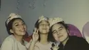 Kekompakan laura Anna bersama adik dan temannya. (Foto: Instagram/ edlnlaura)