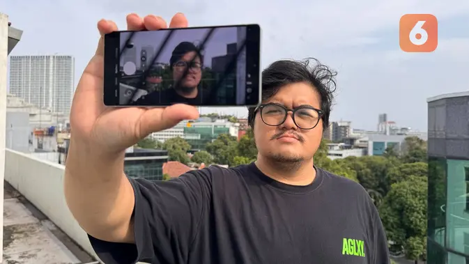 <p>Berselfie gen z menggunakan kamera ultrawide 50MP Galaxy S25 Ultra (Liputan6.com/ Agustinus Mario Damar)</p>