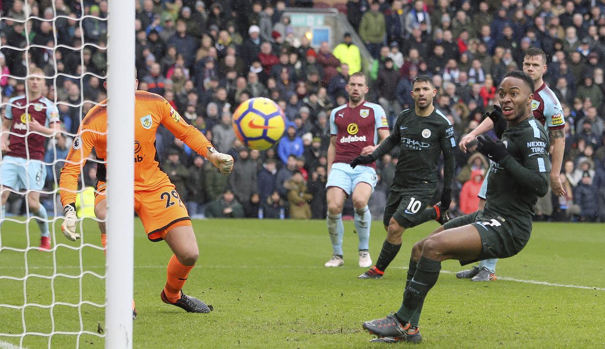 Pemain Manchester City, Raheem Sterling (kanan) gagal mencetak gol ke gawang Burnley pada lanjutan Premier League di Turf Moor Stadium, Burnley, (3/2/2018). Burnley tahan Manchester City 1-1. (Richard Sellers/PA via AP)