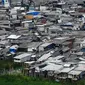 Kehidupan warga pemukiman kumuh di Bantaran Waduk Pluit ini merupakan sekelumit potret kemiskinan di Indonesia, Jakarta, (10/9/14). (Liputan6.com/Faizal Fanani)