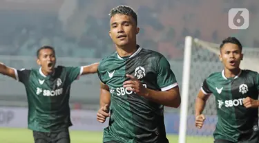 Pemain tengah Persikabo 1973, Gustavo Tocantins (tengah) usai mencetak gol dari titik penalti saat melawan Persebaya Surabaya pada lanjutan pekan pertama BRI Liga 1 Indonesia 2022-2023 di Stadion Pakansari, Kabupaten Bogor, Senin (25/7/2022). Persikabo 1973 berhasil meraih poin penuh usai menumbangkan perlawanan Persebaya Surabaya 1-0. (Liputan6.com/Helmi Fithriansyah)