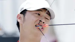 Pemanah Jepang, Oyama Kohji, menggunakan mulutnya saat menarik busur panah pada Asian Para Games di GBK, Jakarta, Selasa (9/10/2018). Jepang kalah dengan skor 125-137 dari Korea Selatan. (Bola.com/M Iqbal Ichsan)