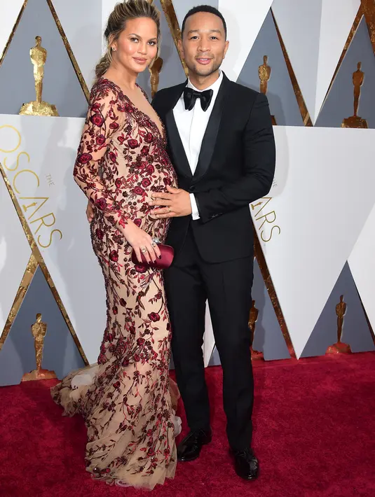 Tak hanya itu, berbagai netizen panen pujian dan ucapkan selamat atas kebahagiaan untuk John dan Christy. (AFP/Bintang.com)