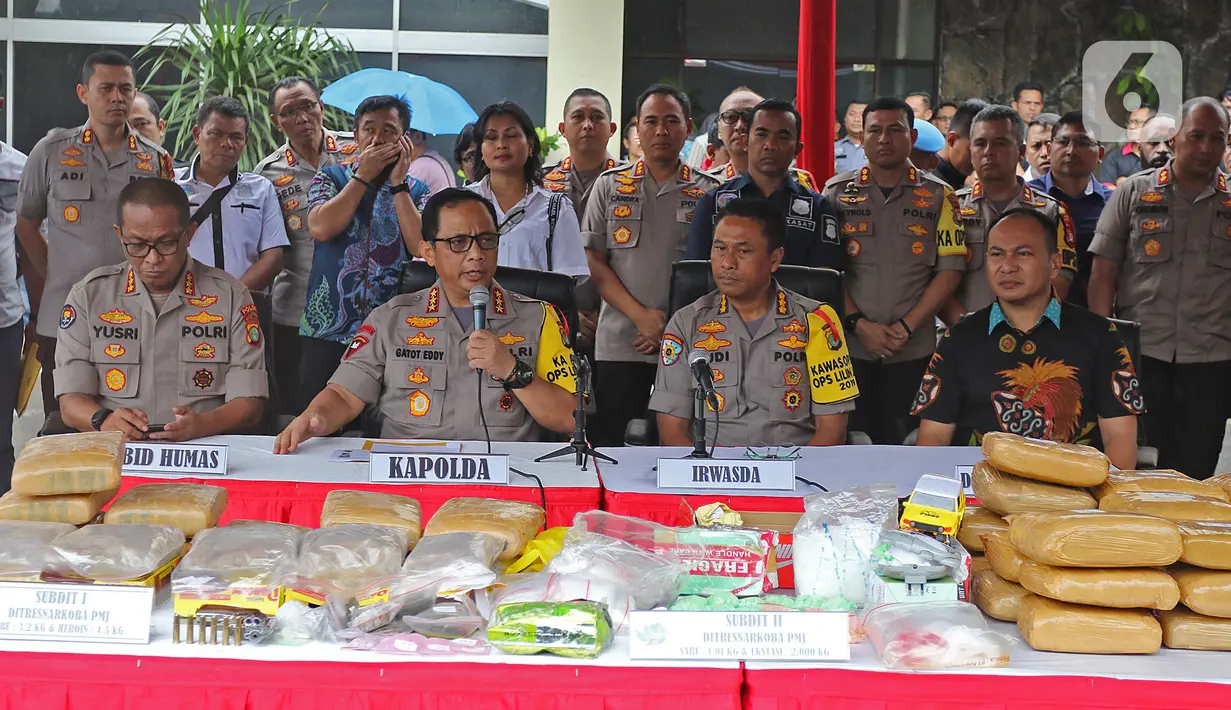 Kapolda Metro Jaya, Komjen Gatot Eddy Pramono memberikan keterangan dalam rilis akhir tahun di Balai Polda Metro Jaya, Jakarta, Jumat (27/12/2019). Selain para tersangka, polisi juga menampilkan barang bukti ganja dengan total mencapai 1 ton. (Liputan6.com/Herman Zakharia)