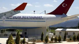 Restoran pesawat berukuran besar yang terletak di Distrik Burhaniye, Provinsi Balikesir, Turki, 4 Agustus 2020. Restoran terbesar di Turki itu, yang dialihfungsikan dari pesawat Airbus tua, dijual seharga 1,4 juta dolar AS (1 dolar AS = Rp14.697), kata seorang agen properti. (Xinhua/Osman Orsal)
