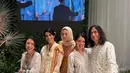 Kehadiran Maudy di acara pernikahan tersebut menambah semarak dan keindahan momen bahagia Rio Haryanto dan Athina. Wanita 49 tahun itu tampak memadukan kebayanya dengan kain batik berwarna cerah senada dengan slendangnya, memberikan kesan elegan sekaligus autentik. (Liputan6.com/IG/@ayushita)