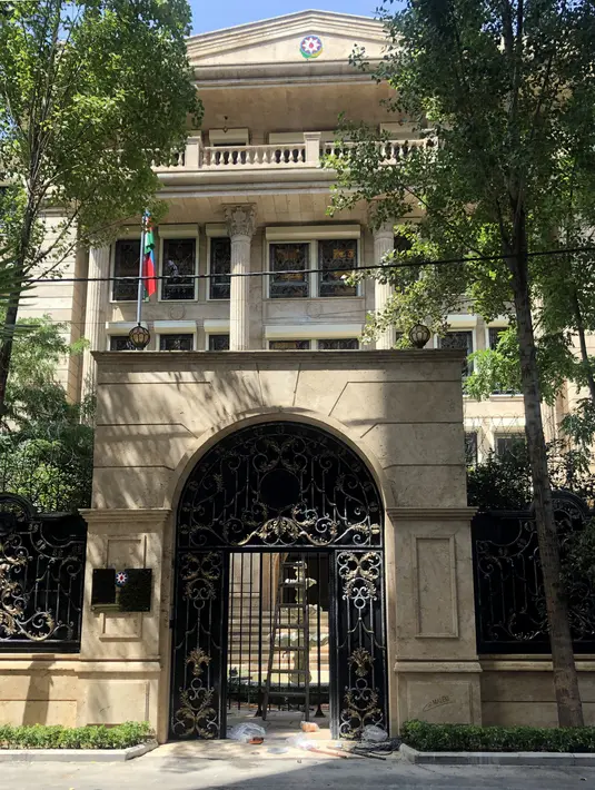 Saat ini, langkah-langkah yang relevan sedang diambil untuk mengatur layanan konsuler di gedung Kedutaan Besar yang baru di Iran. (AFP Photo)