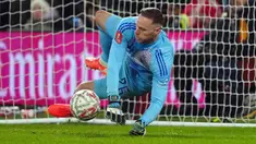 Kiper Nottingham, Matz Sels, menjadi pahlawan saat menaklukkan Ipswich Town laga putaran kelima Piala FA di Stadion City Ground, Nottingham Inggris, Senin (3/3/2025). (Mike Egerton/PA via AP)