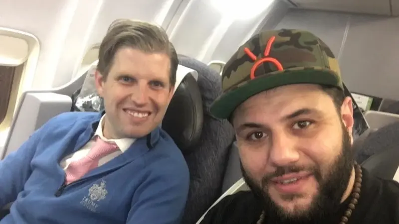 Kala Komedian Muslim Duduk Sebangku dengan Eric Trump di Pesawat