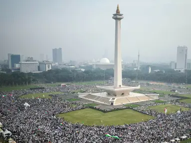 Suasana Aksi Bela Palestina di Monumen Nasional (Monas), Jakarta, Sabtu (2/12/2023). Aksi tersebut bertemakan "Munajat Kubro untuk Keselamatan NKRI (Negara Kesatuan Republik Indonesia) dan Kemenangan untuk Palestina". (Liputan6.com/Angga Yuniar)