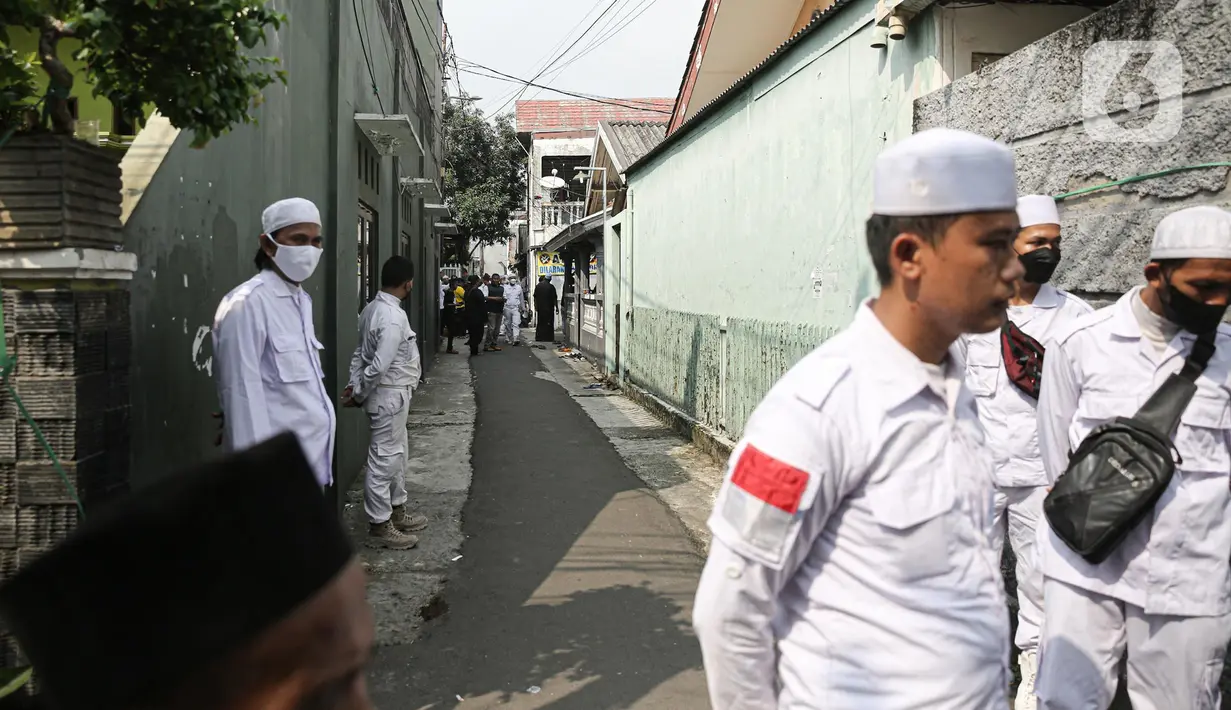 <p>Sejumlah orang dengan mengenaikan pakaian putih-putih terlihat di sekitar kediaman Muhammad Rizieq Shihab di Jalan Petamburan III, Jakarta, Rabu (20/7/2022). Mantan pimpinan Front Pembela Islam (FPI) Muhammad Rizieq Shihab dinyatakan bebas bersyarat dari Rutan Bareskrim Polri, pada hari ini. (Liputan6.com/Faizal Fanani)</p>