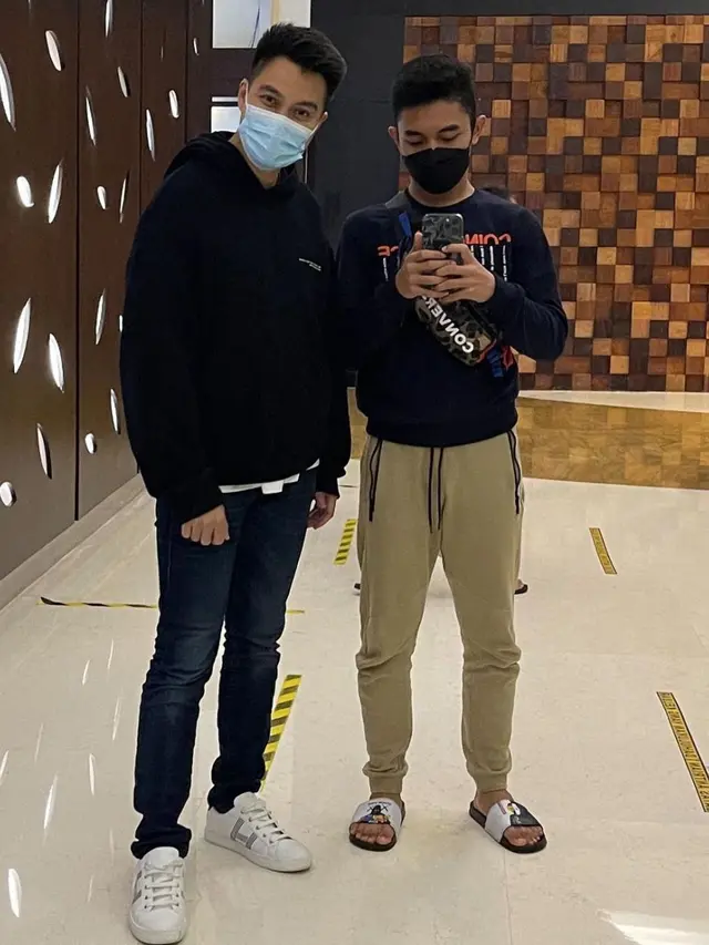 6 Potret Kedekatan Baim Wong dan Fiki Naki, Bak Kakak Beradik