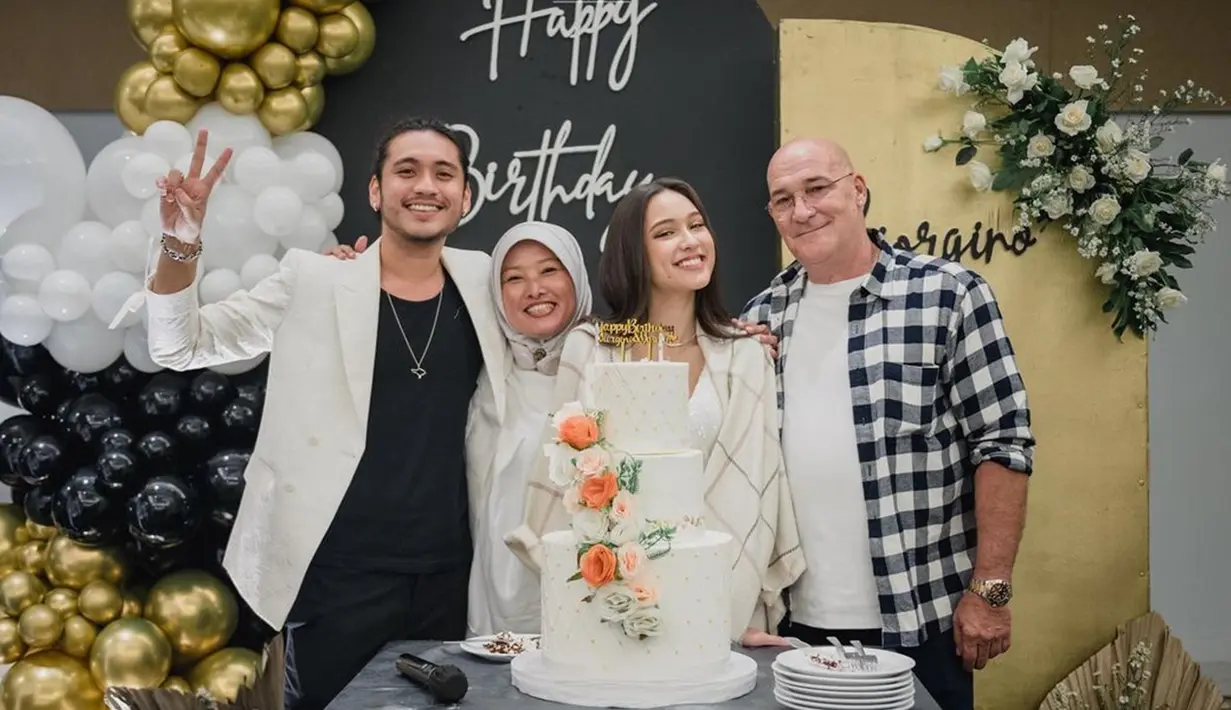 Ulang tahunnya hanya beda 8 hari, Giorgino Abraham dan Yasmin Napper pernah rayakan ulang tahun bareng pada 2022 lalu. Seperti diketahui, Gino lahir pada 30 November 1994, sementara Yasmin Napper pada 22 November 2003. Dalam momen tersebut, Gino unjuk kedekatan dengan ayah dan ibunda Yasmin. Terlihat orang tua Yasmin menerima kehadiran Gino yang memang dekat dengan anaknya. (Liputan6.com/IG/@jenni.napper)