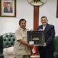 Menhan RI Prabowo Subianto dan Duta Besar Iran untuk RI&nbsp;Mohammad Boroujerdi&nbsp;di Kantor Kementerian Pertahanan RI, Jakarta, pada Jumat (8/3/2024). (Dok. Kemhan RI)