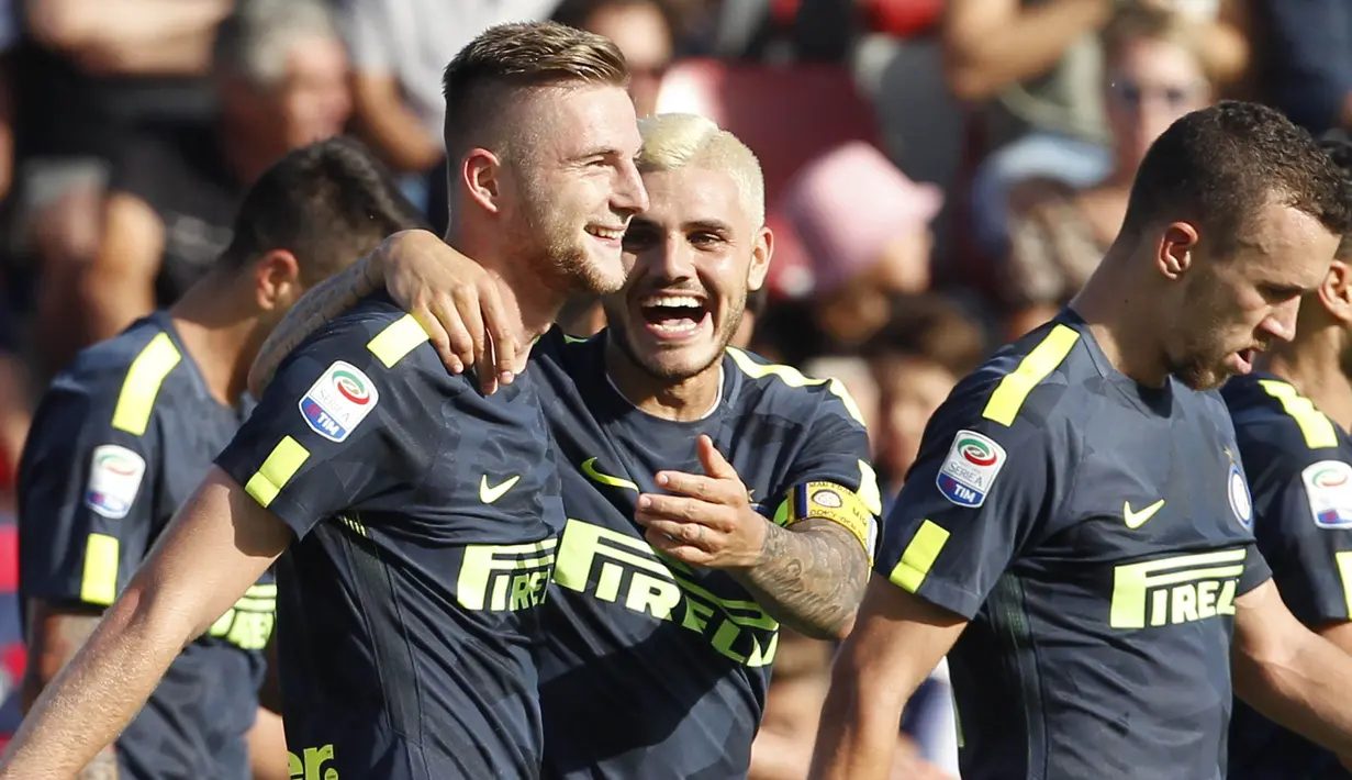 Striker Inter Milan, Mauro Icardi, merayakan gol yang dicetak Milan Skriniar, ke gawang Crotone pada laga Serie A Italia di Stadion Ezio Scida, Calabria, Sabtu (16/9/2017). Crotone kalah 0-2 dari Inter. (AFP/Carlo Hermann)