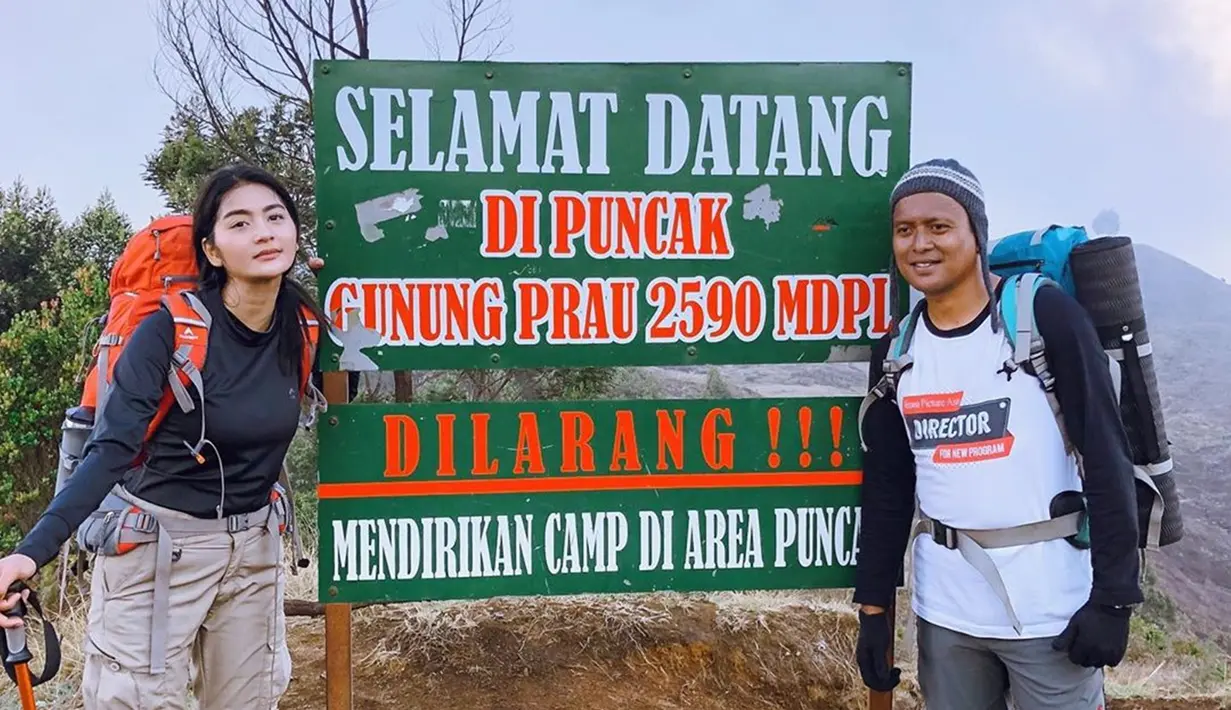 Kecintaannya terhadap petualangan dan ketinggian, membuat aktris hits FTV ini juga mendaki gunung prau. Gunung setinggu 2590 mdpl tersebut sukses didaki sampai puncak oleh Debby Sagita.(Liputan6.com/IG/@debisagita)